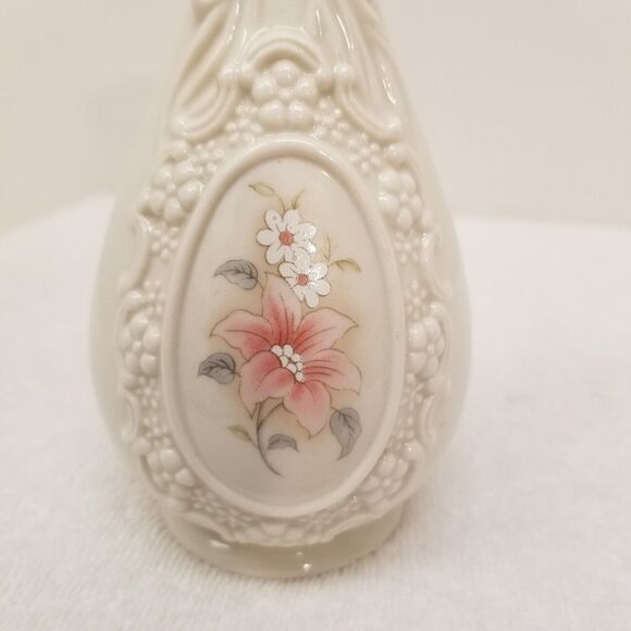 Vintage Cameo Ribbon Vase Royal Heritage Collection White Porcelain 6 inch - Picture 2 of 8